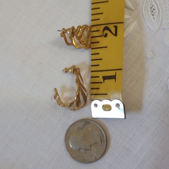 Vintage signed Napier gold tone swirl scroll semi hoop post earrings - Picture 8 of 8